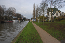 900487 Gezicht op de Vaartsche Rijn te Utrecht, vanaf het Salamanderpad, met de theekoepel en rechts het huis ...